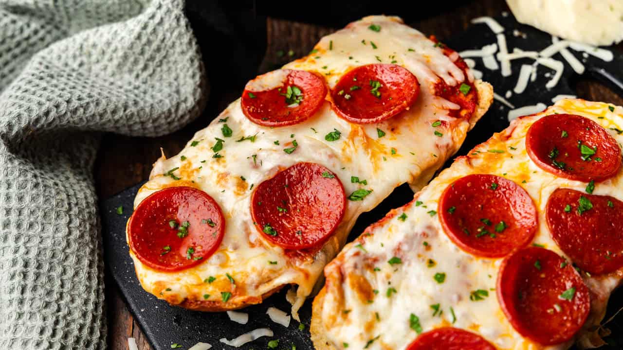 Pizza cu pâine franțuzească la friteuza cu aer