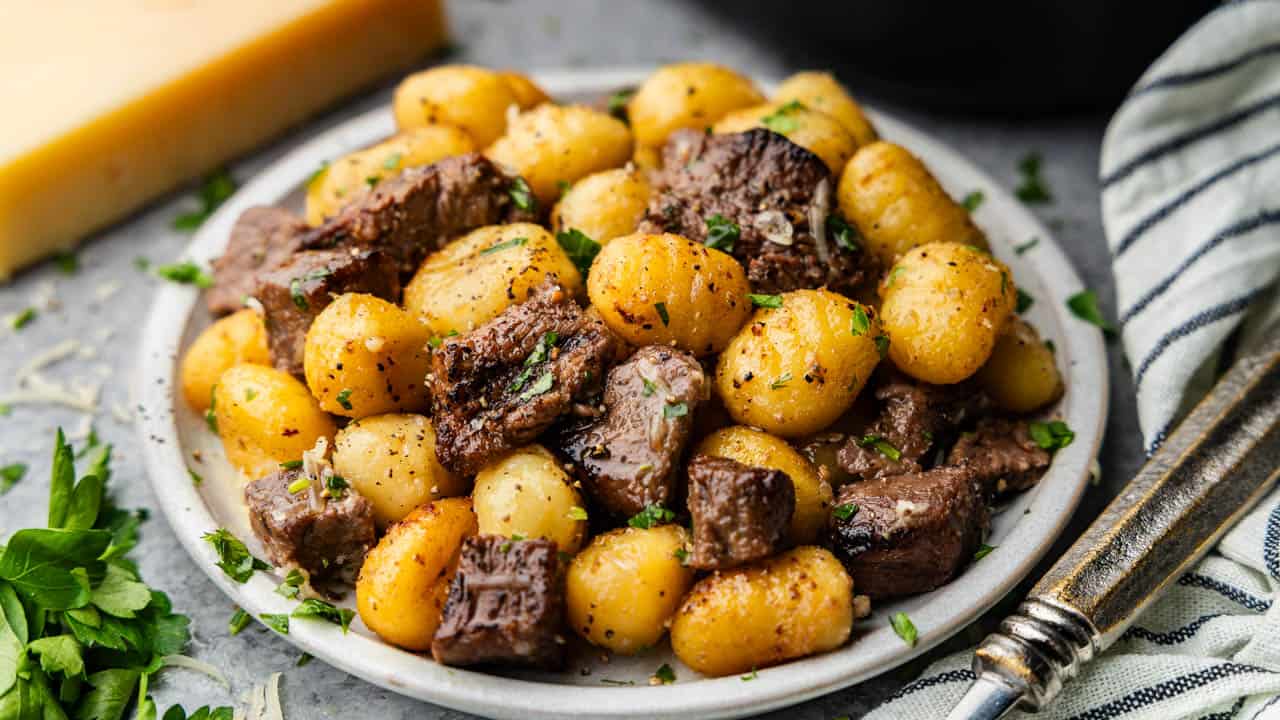 Bucăți de steak la friteuza cu aer și gnocchi